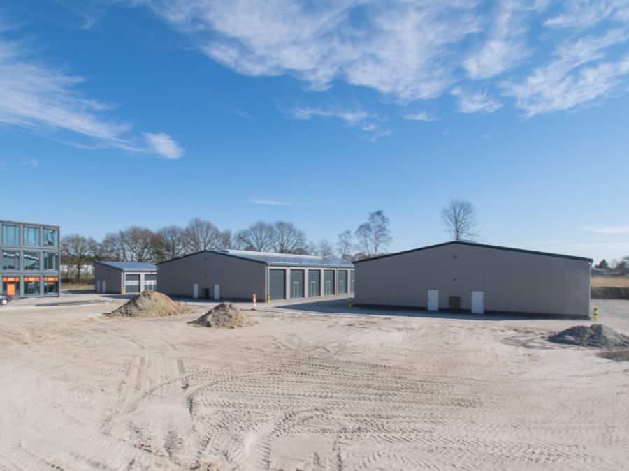 Panoramablick auf das Hallengelände vor der Pflasterung