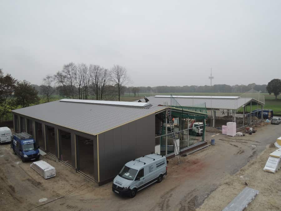 Das Dach von Halle 1 ist eingedeckt